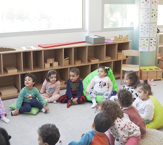 Enfants dans la crèche Montessori