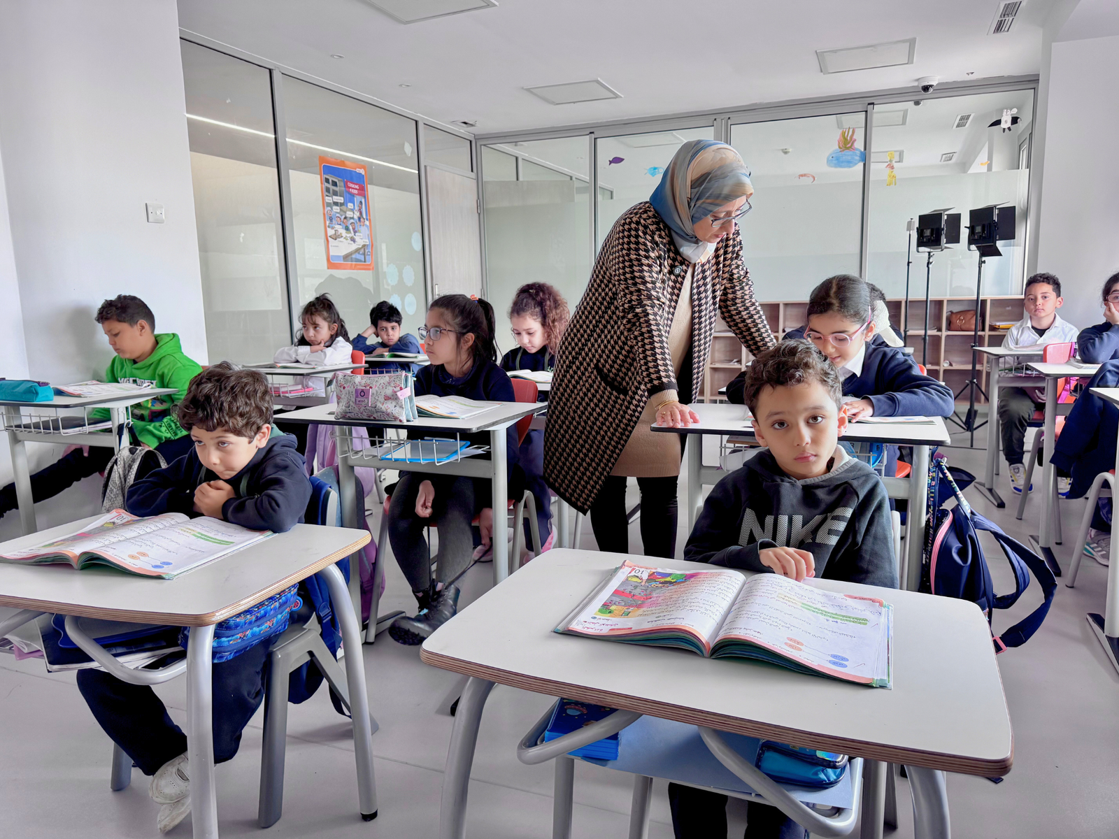 Enseignante d'arabe accompagnant les élèves en classe à ED School